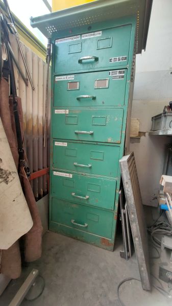 Datei:Schubladenstock Schweissmaterial.jpg