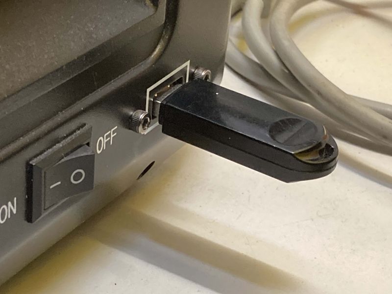 Datei:01 USB Stick einstecken.jpg